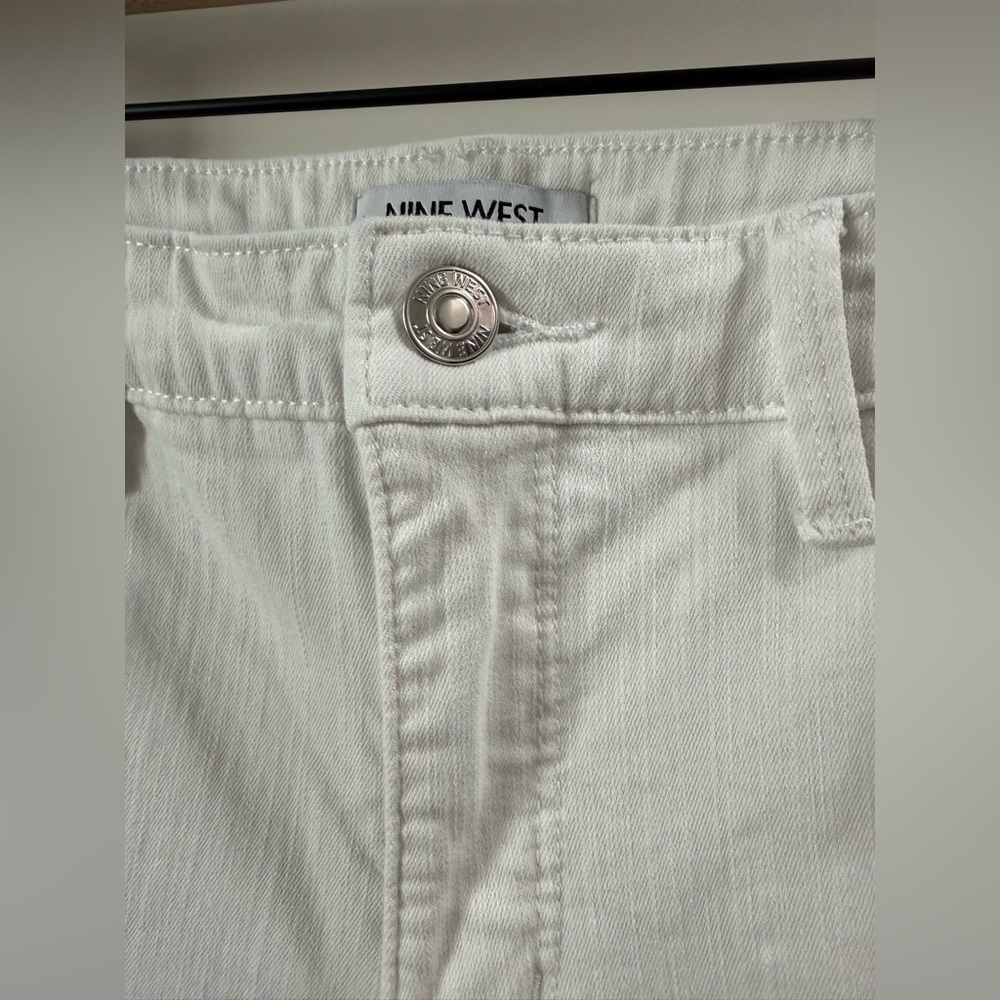 Nine West Gramercy Denim Crop Pants size 8 White Like New - Picture 2 of 9